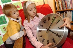 Kindern spielerisch die Uhr nahebringen